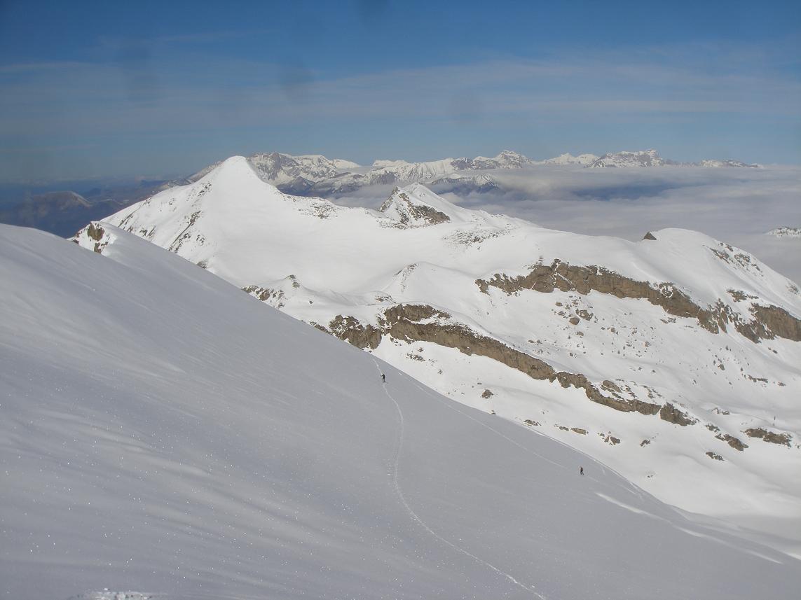 montée des parias : en fond,la belle barre du champsaur!