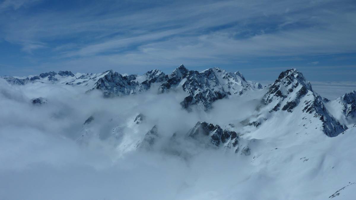 Belledonne : Puy Gris, Charmet de l'Aiguille et Grand Moretan au dessus de la nebia
