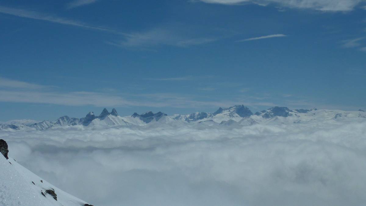 Vue vers le sud : Ecrins et Aiguilles d'Arves sortent des nuages, magique...