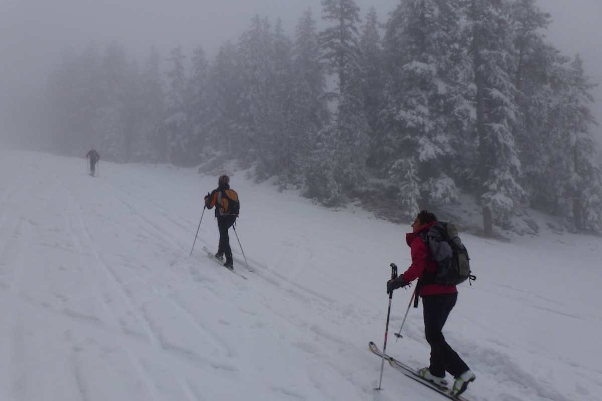 Départ sous la neige : Caroline et Forence  derrière François-Xavier rencontré au départ.