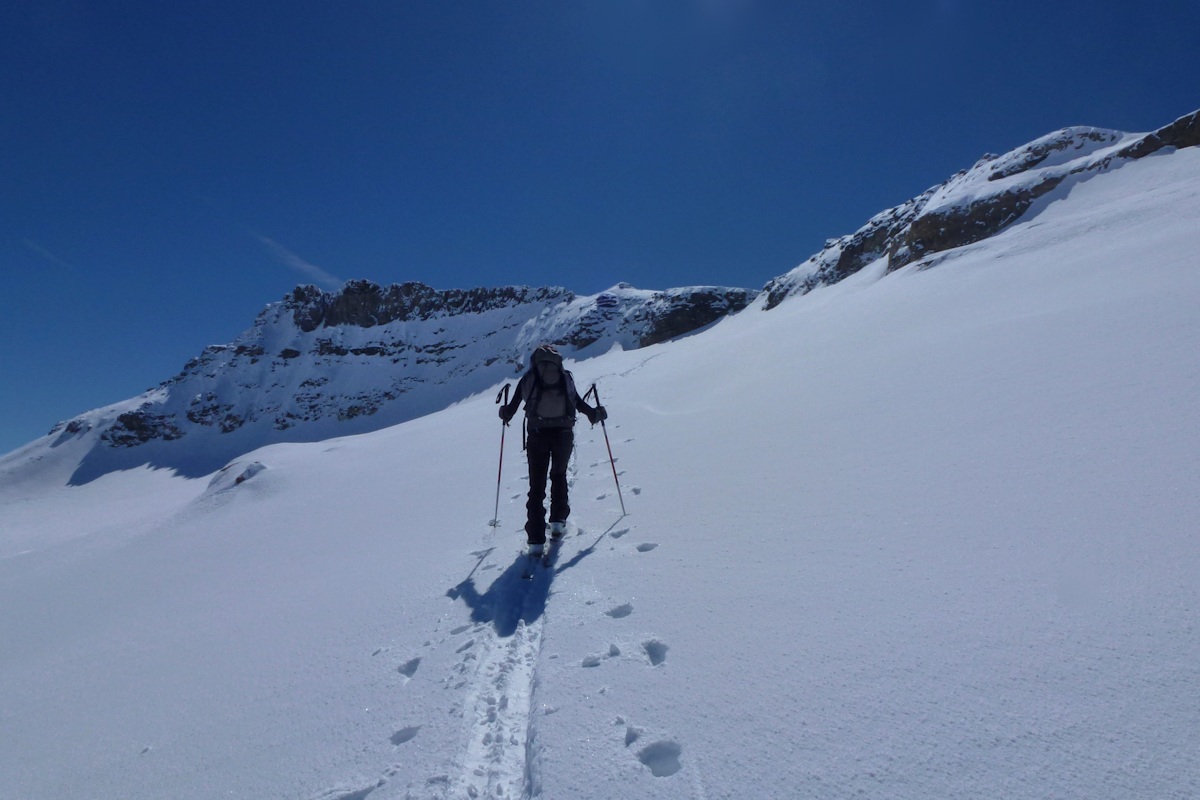 La Rechasse versant Nord : Florence dans la trace.