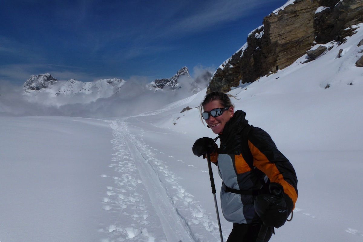 Caroline tout sourire : Dans la traversée sur le glacier de Roche Ferrand.