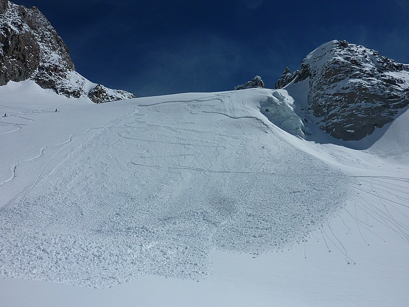 Col d'Argentière face W : La plaque déclenchée dans le petit raidillon vers 3200m.