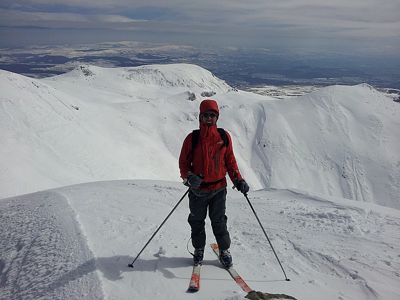 Jean : Jean, toujours réjoui (mais maintenant il sait pourquoi) au sommet du Mont Blanc des bougnats