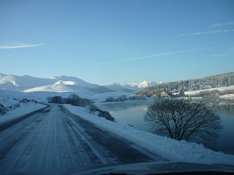 Route d'Auvergne mi avril! : Au fond le Sancy.... ambiance blanche! L'euphorie commence à monter!