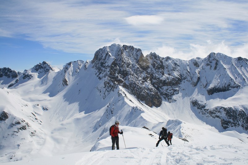 On descend dix mètres : pour dépeauter à l'abri du vent; en toile de fond le Péouvou.