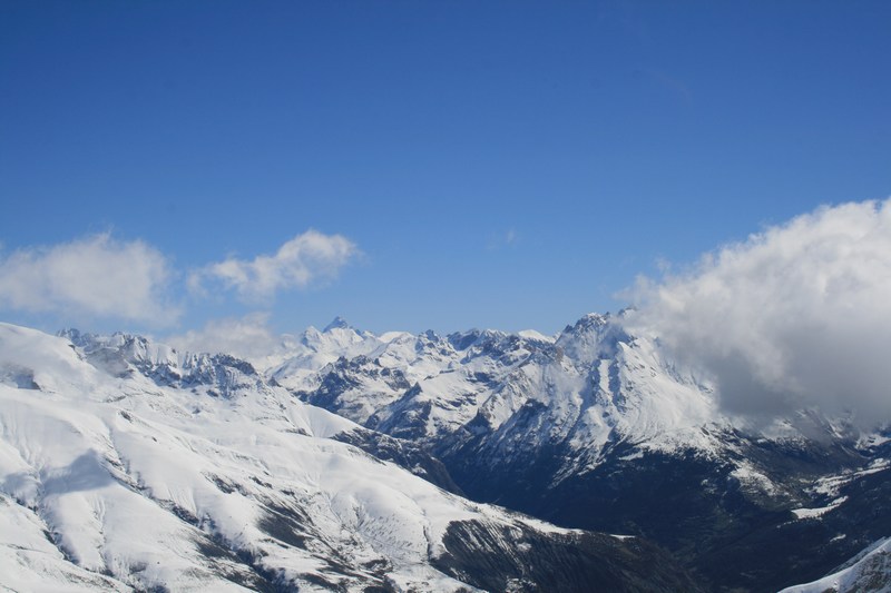 Vers l'est : Viso au soleil, Aiguilles de Chambeyron et Chambeyron dans les nuages.