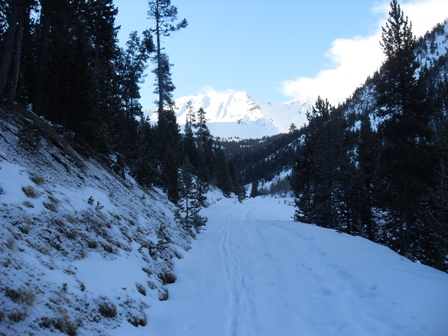 La route est encore bien enneigée à partir du Bletonnet (1835m).