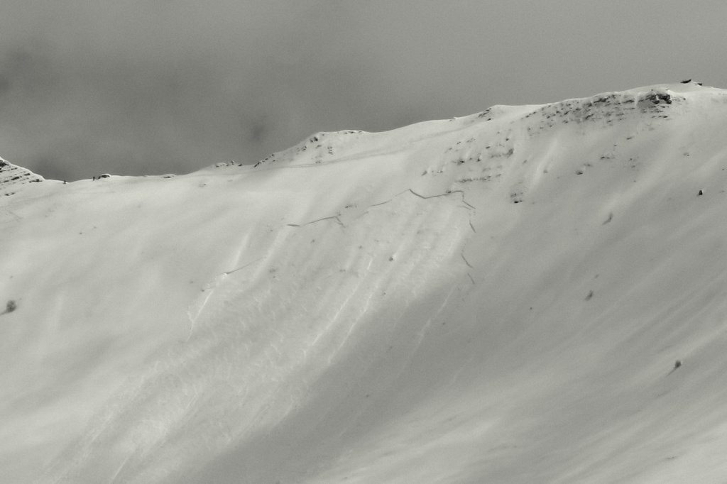Plaque en versant NW... : ...vraisemblablement déclenchée à distance par les skieurs passant sur la crête