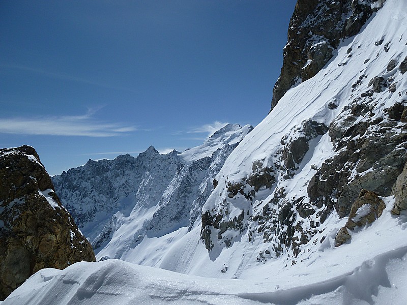 Dome et barre : Belle vue du col