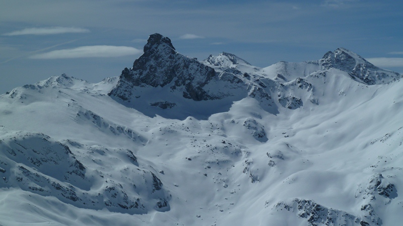 Tête des Toilies : Beaucoup de neige en N, plaque au col de la Noire