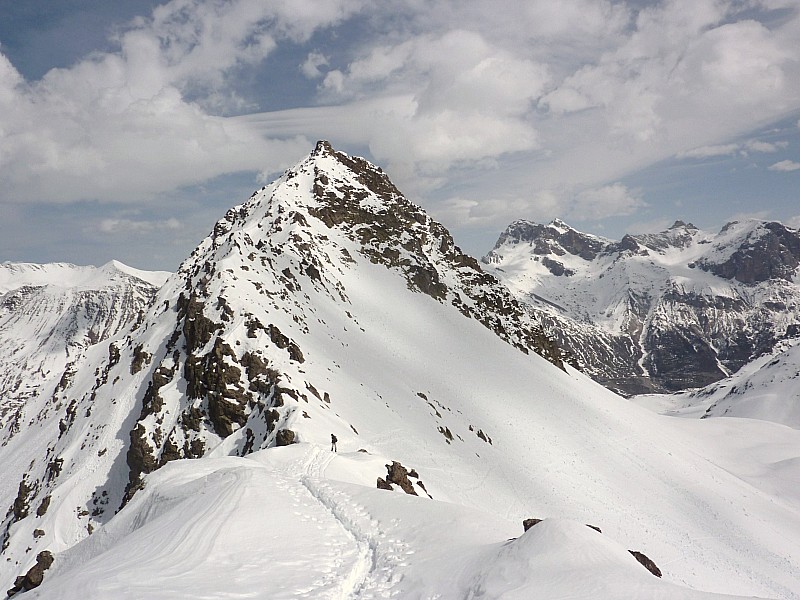 l'itinéraire est assez clair : la Pyramide de Laurichard vue de la bosse au dessus du col.