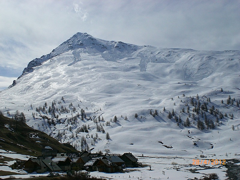 Grand Glaiza : aperçu de l'enneigement depuis les Fonts.
Plaques parties ces derniers jours sous le Pic Lombard.