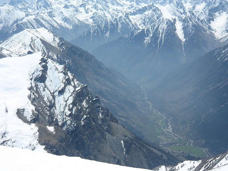 du sommet Sud : on voit bien Sambuco en bas et le Monte Bersaio au 1er plan à gauche.