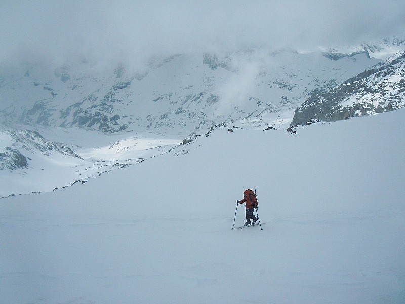 Au pied du glacier de Labby : Le vent souffle fort. Chacun est enfermé dans sa bulle de Goretex.