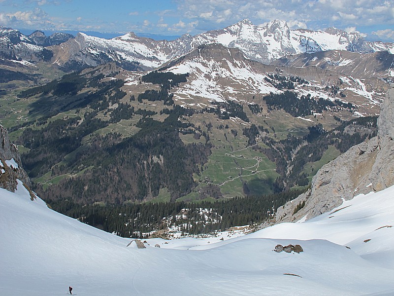 Descente : Ski agréable dans le vallon, avec vue sur les chalets et les prés verts de l'adret !
