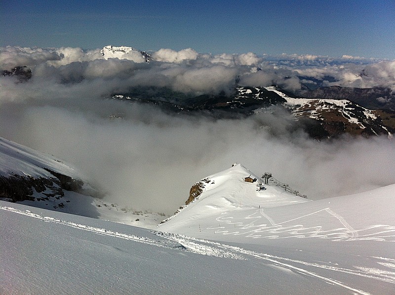 Entre brume et soleil : vue inhabituelle du télésiège de l'aiguille