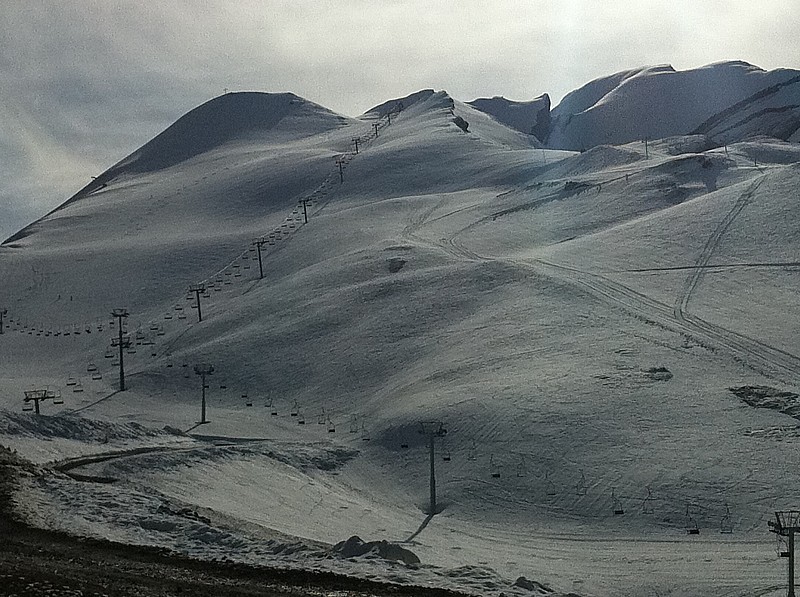 montée depuis de crêt du Loup : neige et presque soleil
