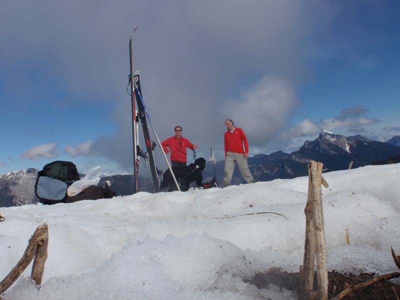 heureux d'être là ! : Encore quelques traces de neige sur la chartreus mais il va falloir bien viser