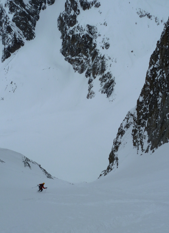 Suspens à chaque virage : en mémoire les plaques du haut parties sous nos skis au début du couloir.