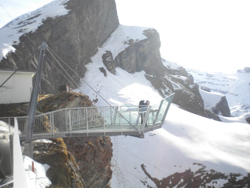 Oberland : L'impressionante passerelle au dessus du vide du Gemmipass