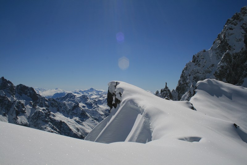 Depuis le sommet : tout au fond le Grand Pic de Rochebrune.