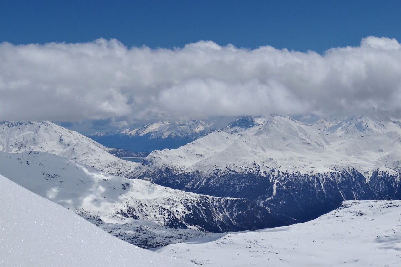 Vers le Sud-Est : On aperçoit le lac du Mont Cenis.