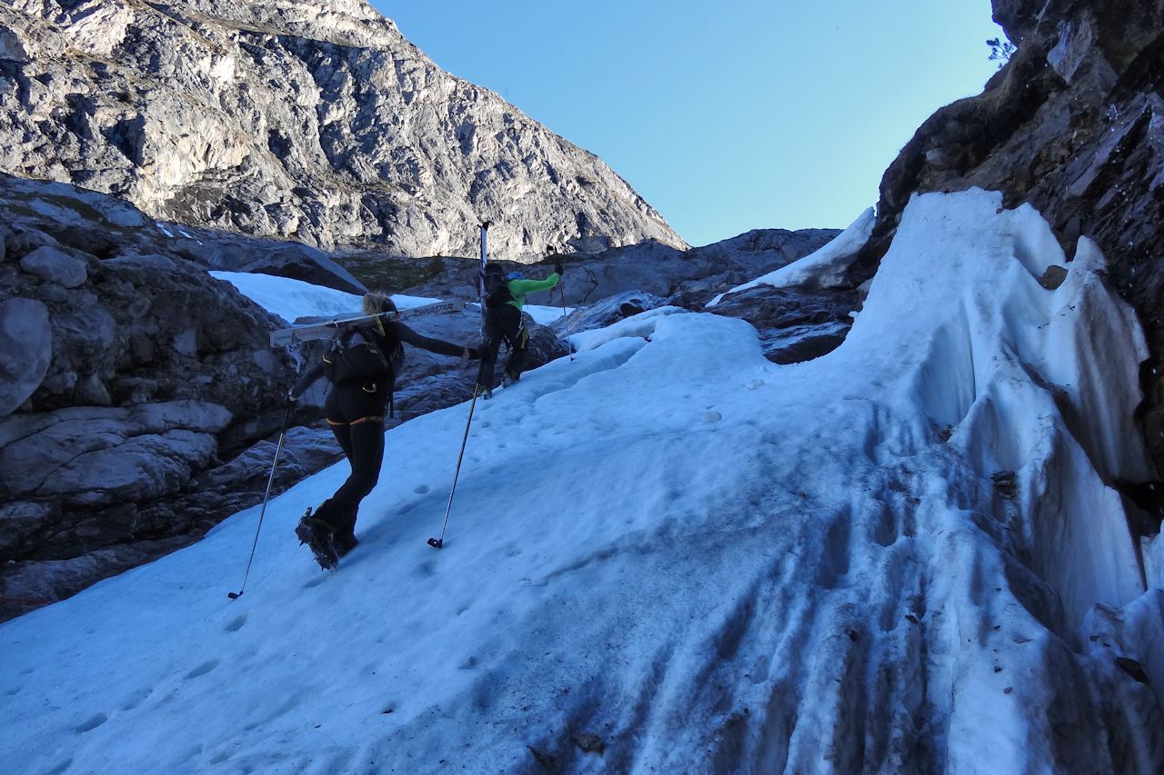 Nant de la Crépéna : Progression skis sur le dos.