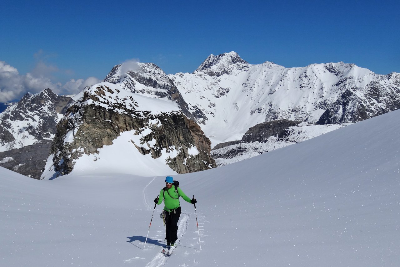 L'arrivée sur les Dômes : En arrière plan, la Pointe du Vallonet.