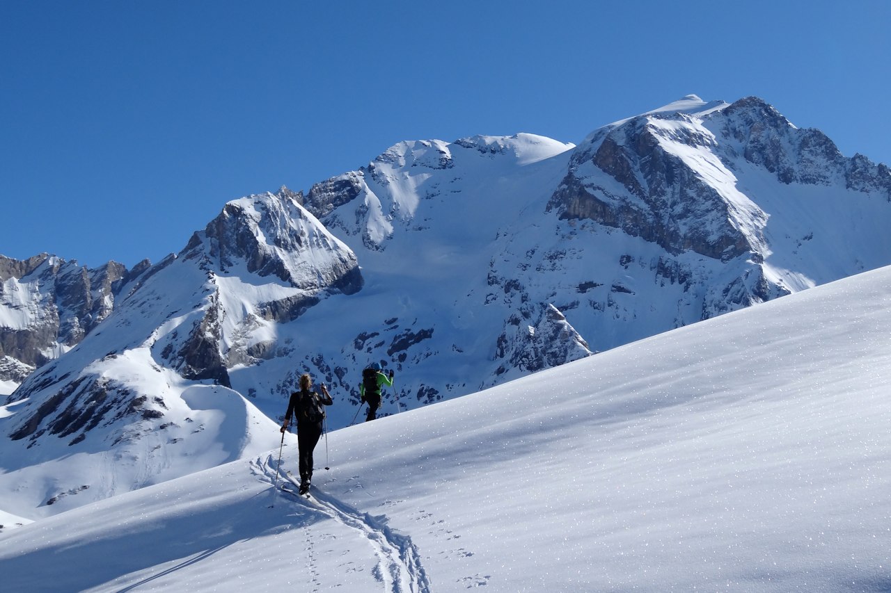 Vers le Lac des Assiettes : Avec vue sur la Grande Casse.