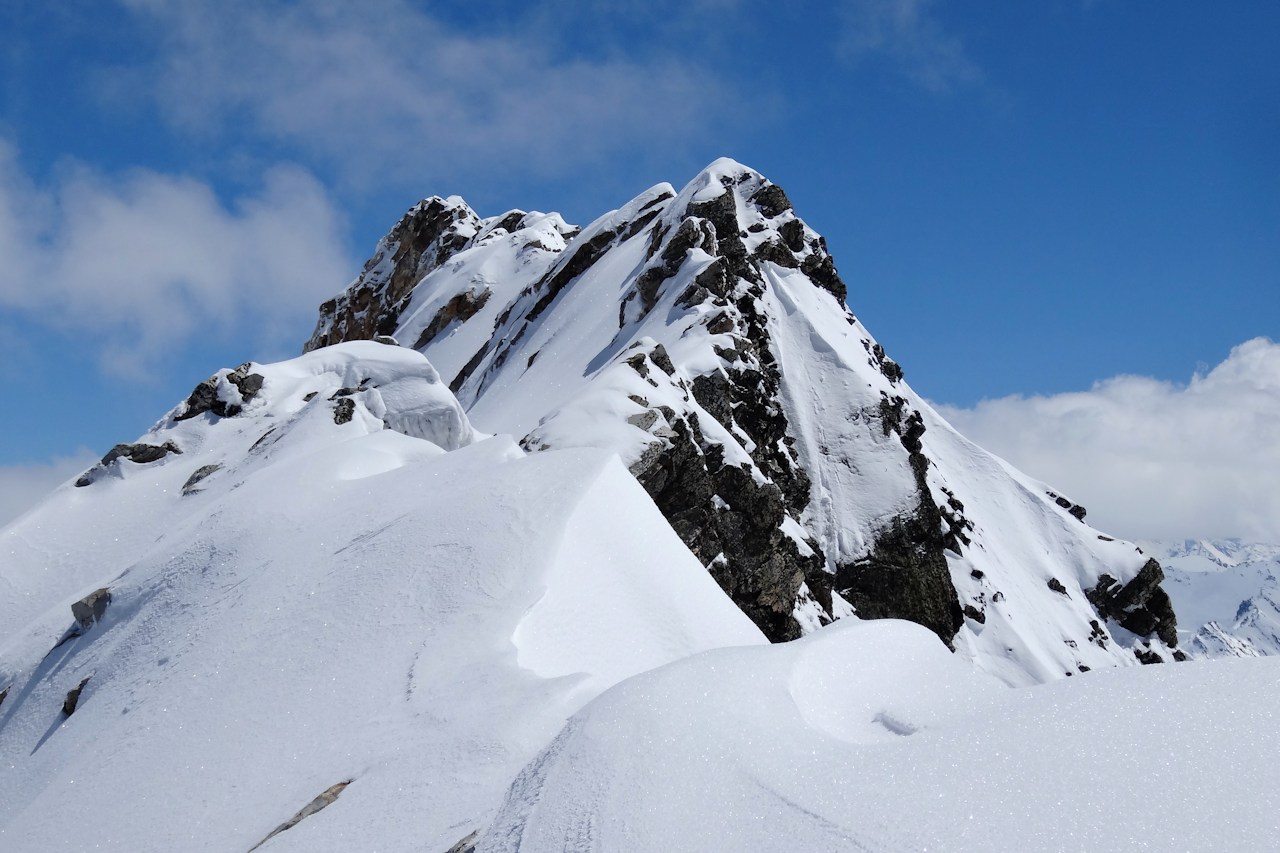 Sur la crête : Les arêtes vers l'Est.