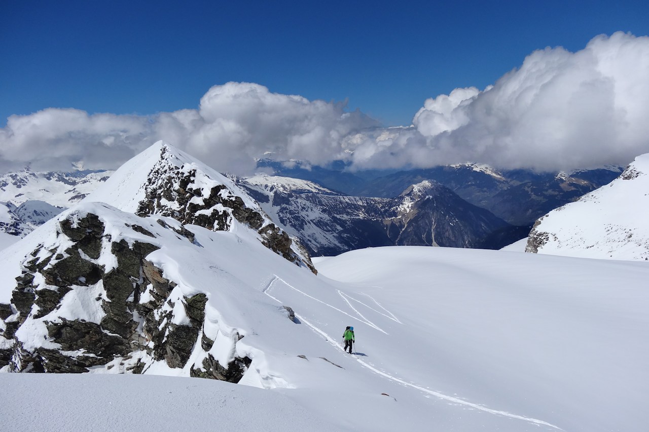 Sous le sommet : David en termine, alors que les cumulus se développent sur les sommets voisins.