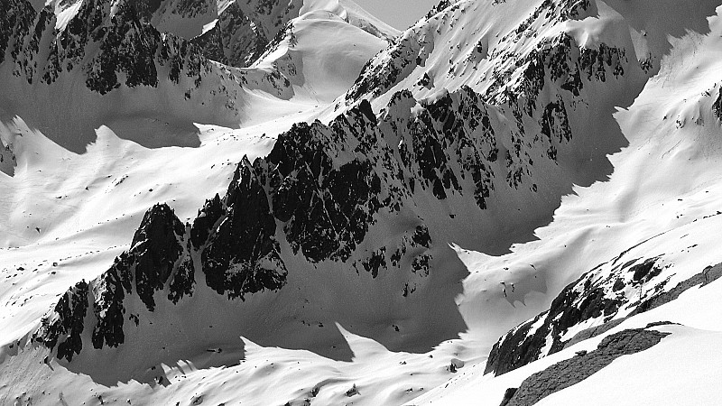 2400m : jeux d'ombres sur les Serrieres de Colla Lunga..... vallon de la Seccia à g. , vallon de Barbacana à dr.