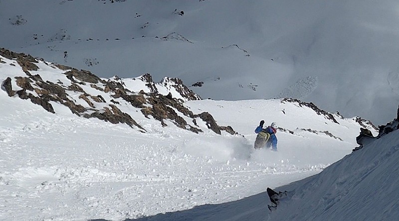 Micha fait parler la poudre : La première partie de la descente est en excellente poudreuse