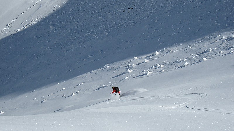 Brèche de la passoire : Pinpin descend dans cette poudreuse sur fond dur en direction du lac de la colombière