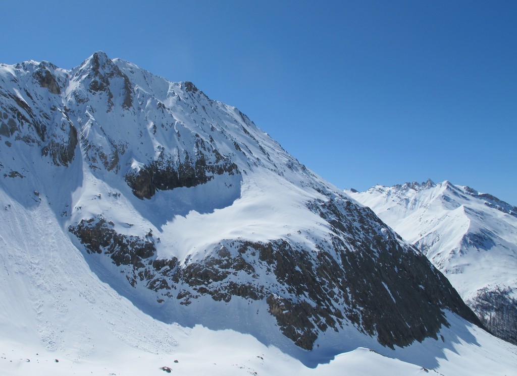 Péouvou, sommet S, versant W : On a traversé presque toute la face à sa base à la recherche d'une pente skiable...