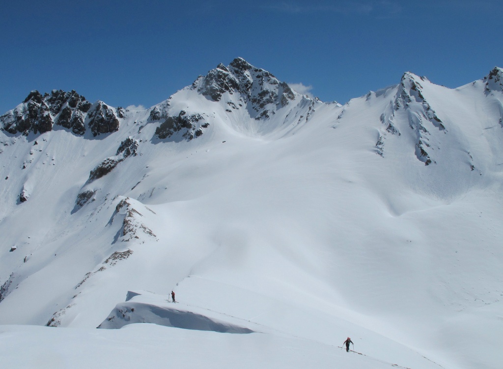 Montée à la Tête de Clausis... : ...devant la Roche Noire et le Col des Ugousses