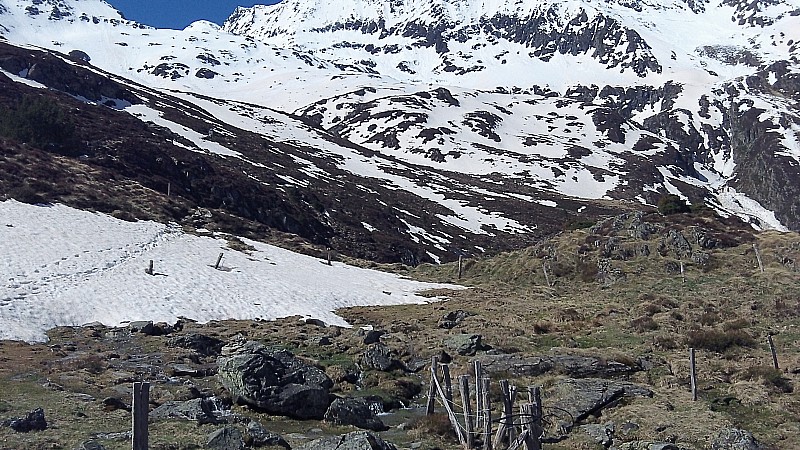 Pla Nouzère : Descente jusqu'à 1650 m sur cette langue de neige; en sursis, vu les températures annoncées.