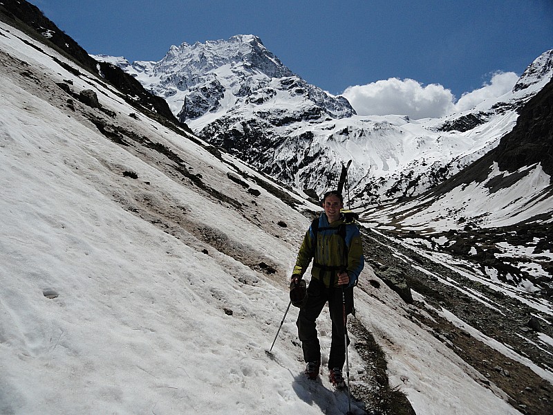 Brèche du Sirac : Riko sur le chemin du retour, avec le Sirac au loin