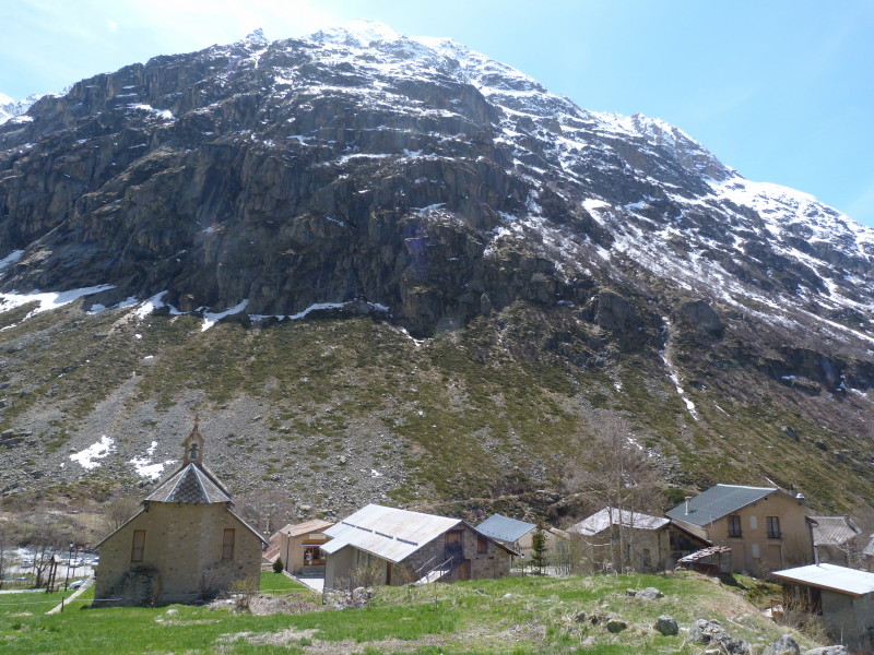 Village au fond de la vallée : La Bérarde autour de son église