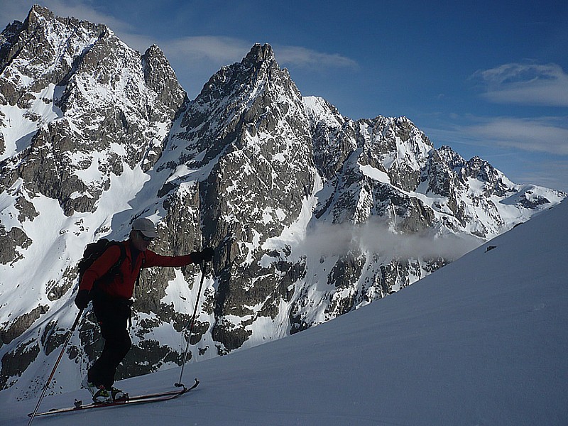 Sur l'arête sous le sommet
