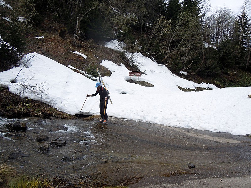 gué 1389m : Fin de la neige. Il reste 1km à pied jusqu'à la voiture.