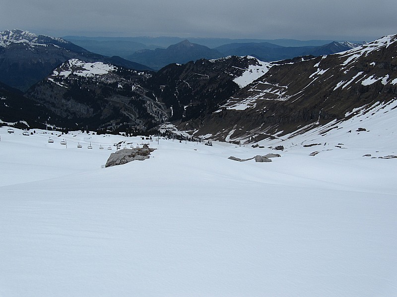 Vue sur Flaine. : L'enneigement permet encore de descendre à la station skis aux pieds.