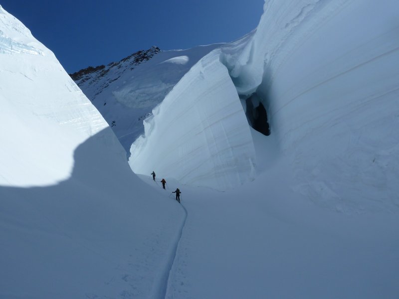 glacier : passage tortueux entre les crevasses dans la partie finale du glacier....... faut pas que ça tombe !