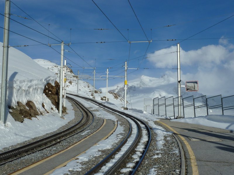 Rottenboden : le sommet du Mont Rose vu de la gare de Rottenboden en attendant le train du retour = retour à Zermatt après une dure et longue journée