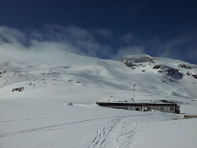 Refuge de la Vanoise : vue sur la suite du parcours, en direction des rochers du Génépy