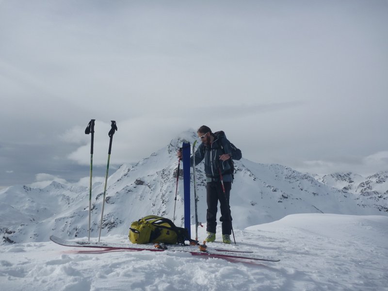 Banchetta : Pendant que Robi depeaute (marrant ça comme son : "robidepote")