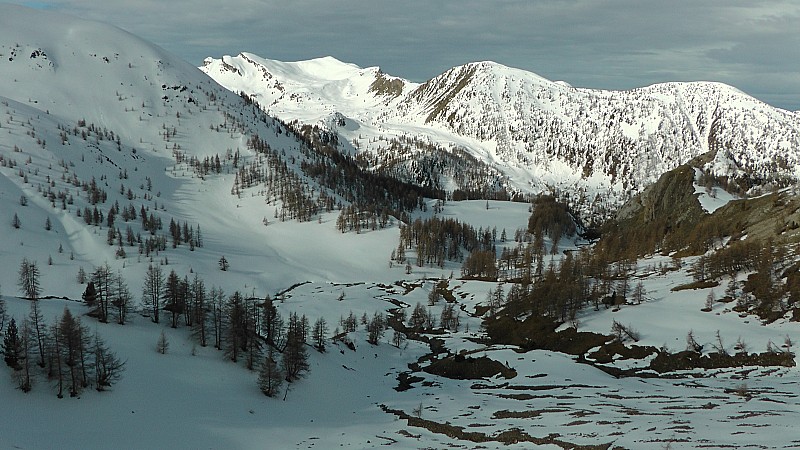 2639m : on a encore espoir, soleil encore présent sur le secteur lac d'Allos et la tête de Valplane