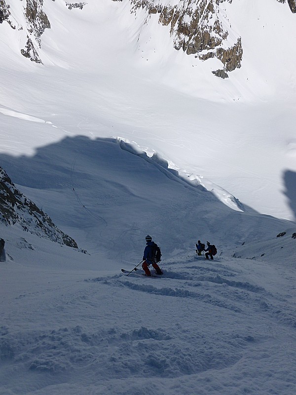 Col N du Glacier Noir : Jour 2 : Couloir Nord en grosse poudreuse. On devine Olivier, Polo, et Benoit qu'on croisera à la rimaye.