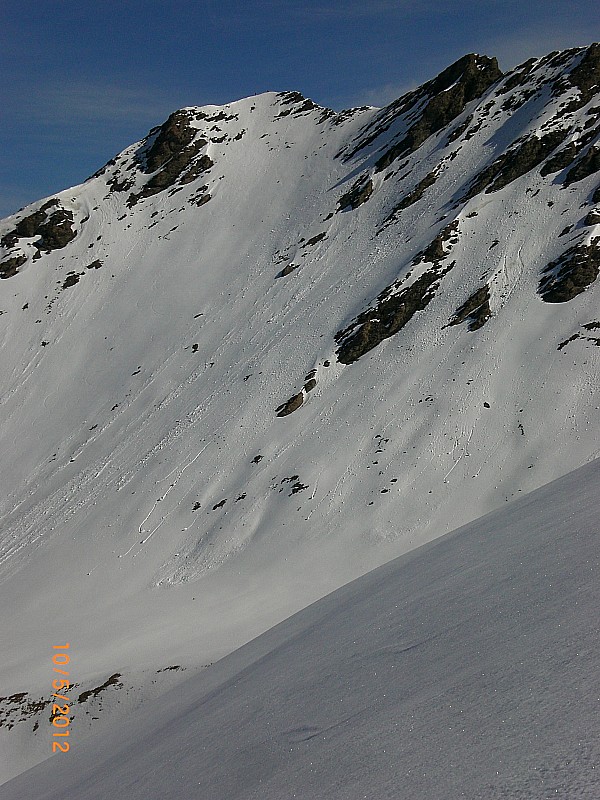 Petit Rochebrune en boucles : Descente du versant S SW du pic Lombard, encore bien enneigé.